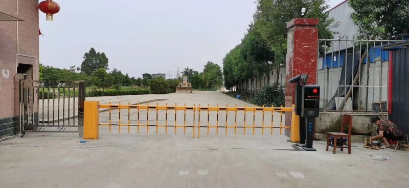 成都停車場小區(qū)道閘桿子 兩欄道閘柵欄桿子批發(fā)成都瑞致達(dá)門業(yè)